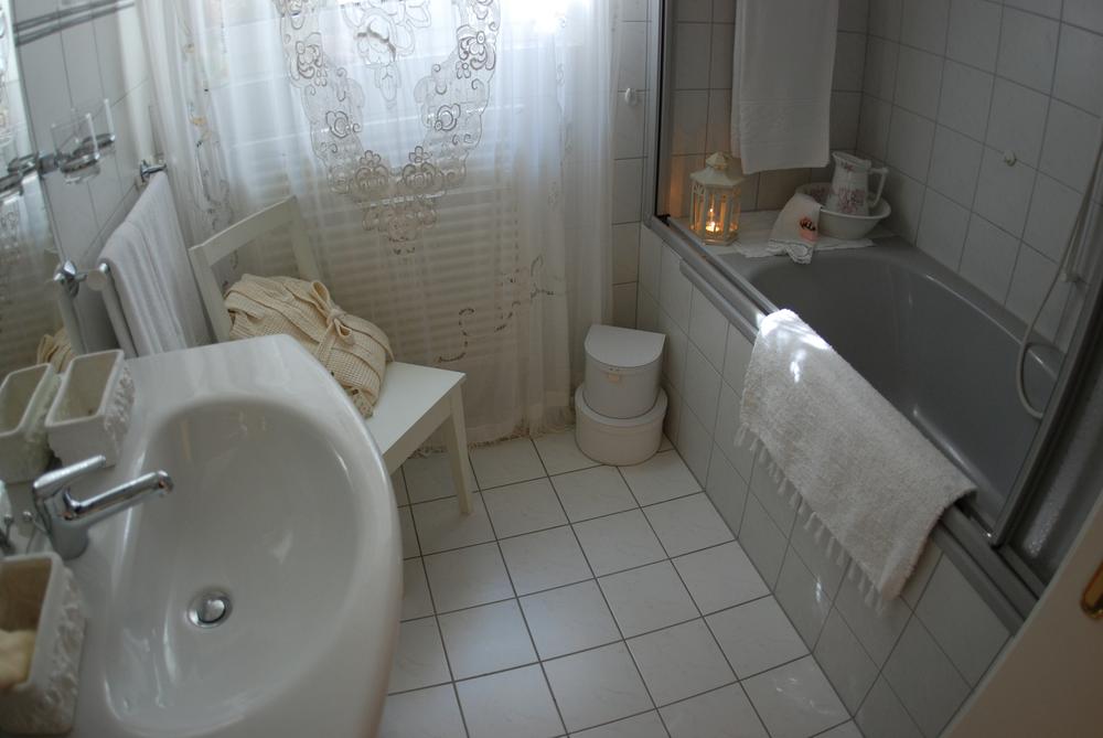 Bad mit Badewanne und Spitzenvorhang