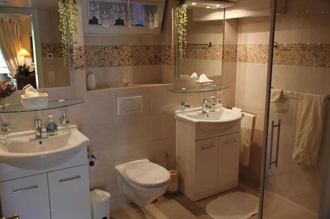Bad mit Dusche und Steinmosaik