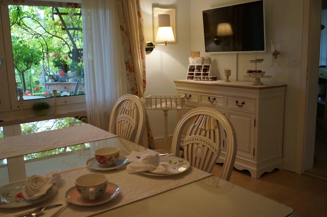 Frühstückstisch im Salon mit Blick in den Garten