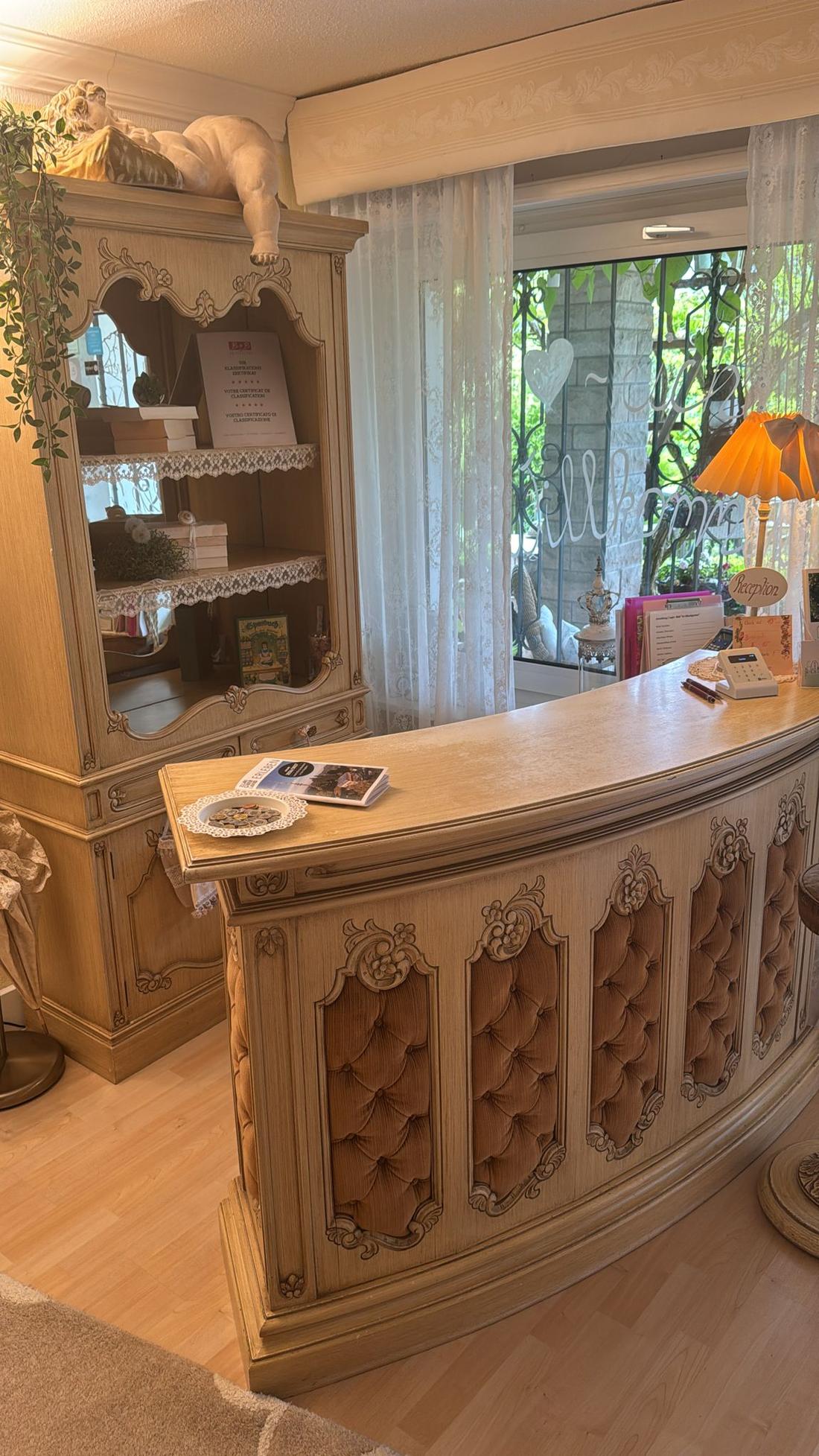 Salon mit Spiegel, Bibliothek und Kronleuchter