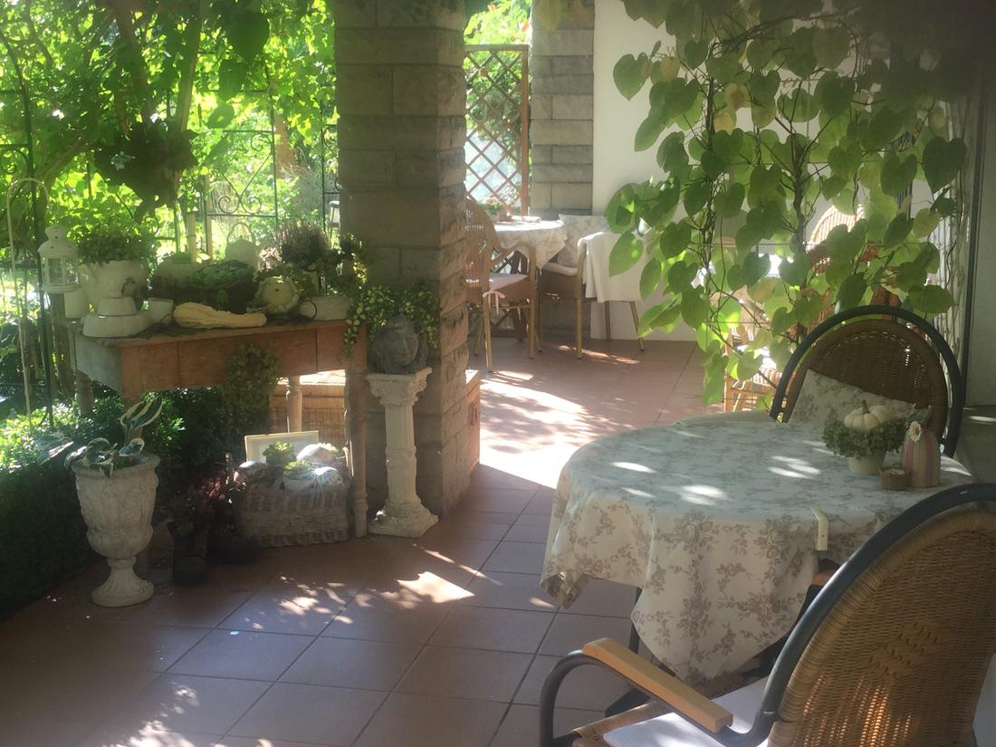 Gedeckte Terrasse mit eigenem Tisch für die Gäste